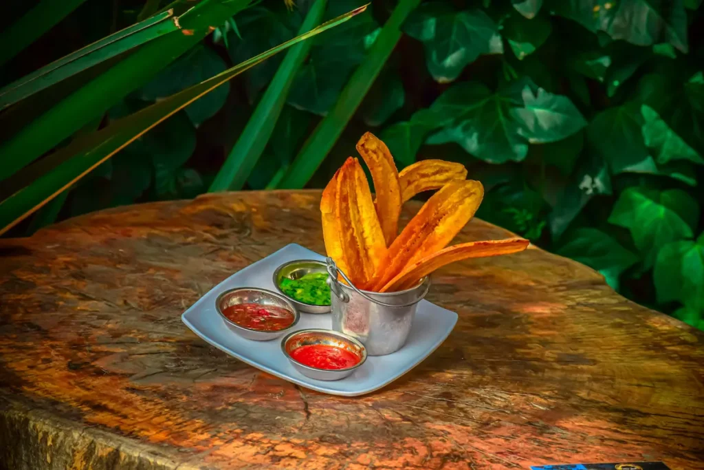 imagen de una entrada de platanos con salsas