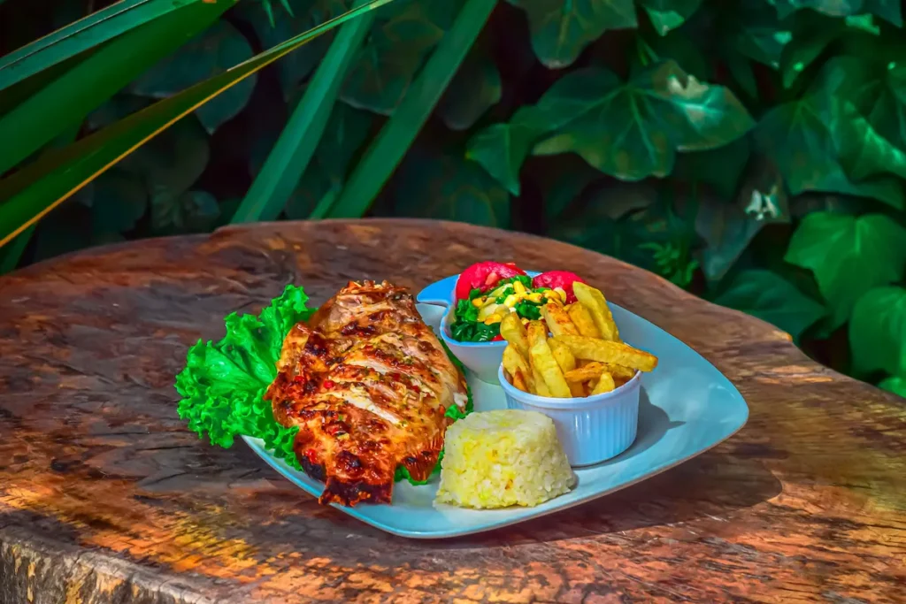 Imagen de pechuga a la plancha acompañada con papas
