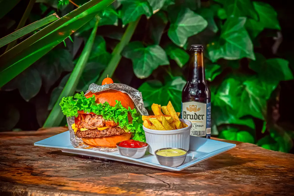 imagen de hamburguesa acompañada con papas